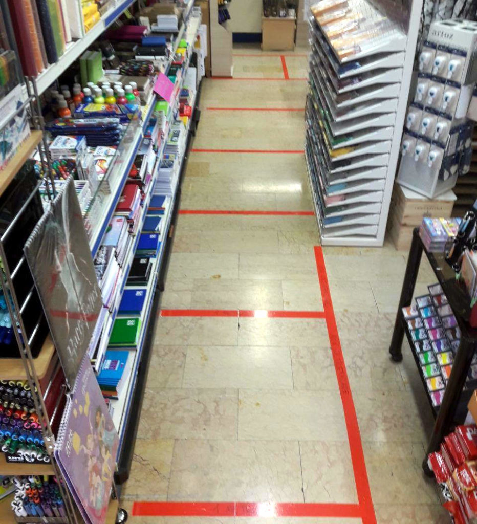 Immagine interno negozio con griglie